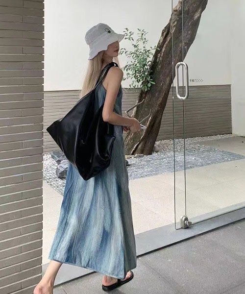gossip!ロサンゼルス(ゴシップロサンゼルス)の「グラデーション染色 ナチュラルシワ素材 V ネックキャミロングワンピース レディース 無地調 マキシ丈(ワンピース・レディース・ブルー・M/S)」の5枚目の写真