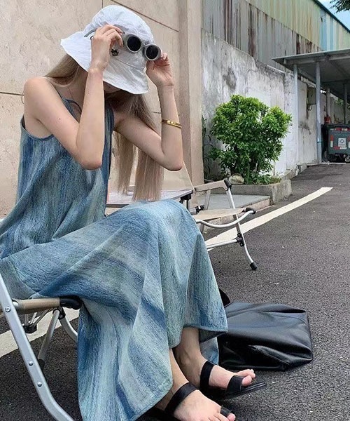 gossip!ロサンゼルス(ゴシップロサンゼルス)の「グラデーション染色 ナチュラルシワ素材 V ネックキャミロングワンピース レディース 無地調 マキシ丈(ワンピース・レディース・ブルー・M/S)」の8枚目の写真