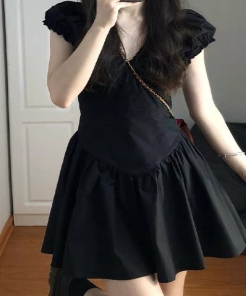 Teem Store（チームストア）の「Vネックバックオープンパフスリーブフレアミニワンピース（ワンピース・レディース・ブラック・S/M）」の2枚目の写真