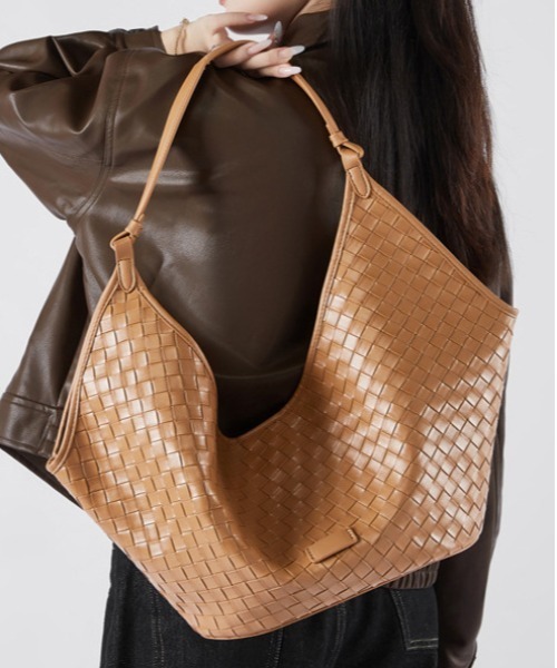 NiiNa（ニーナ）の「【 NiiNa / ニーナ 】高品質牛革 大容量 ワンハンドル クロスデザイン イントレチャート レザーバッグ（トートバッグ・レディース・ブラウン/ダークブラウン/ブラック・FREE）」の3枚目の写真