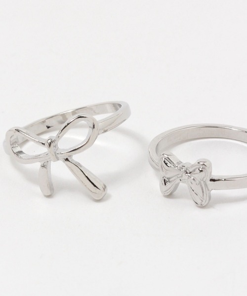 FOREVER 21（フォーエバー トゥエンティーワン）の「リボンリングセット（リング・レディース・シルバー・FREE）」の4枚目の写真