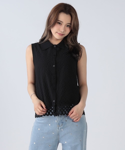 CECIL McBEE(セシルマクビー)の「裾レースエンボスノースリーブシャツ(シャツ/ブラウス・レディース・オフホワイト/ブラック・FREE)」の4枚目の写真