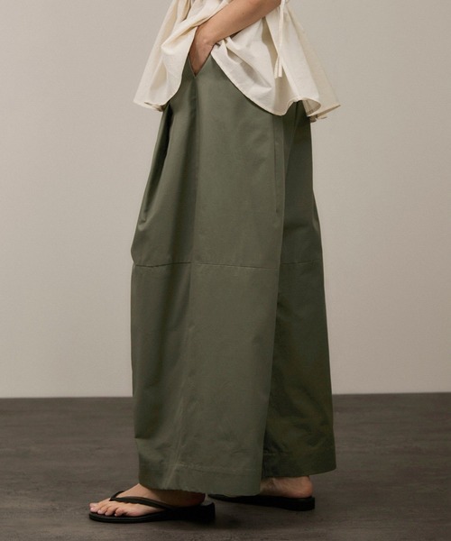 SALON adam et rope'（サロン アダム エ ロペ）の「【WEB限定】コットンツイルワイドフォルムパンツ/カーブパンツ（その他パンツ・レディース・ベージュ/キナリ/カーキ・S/M）」の11枚目の写真