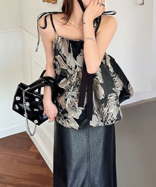 gossip!ロサンゼルス(ゴシップロサンゼルス)の「YUGA フラワープリント サスペンダートップス(チューブトップ・レディース・ブラック・M/L)」の2枚目の写真