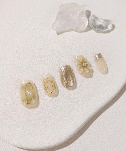 Anail（エーネイル）の「3D水光ネイルグリーンニュアンス3Dフラワーゴールドミラーショートスクエアネイルチップ（ネイルシール/ネイルチップ・レディース・グリーン・LARGE/MEDIUM/SMALL）」の7枚目の写真