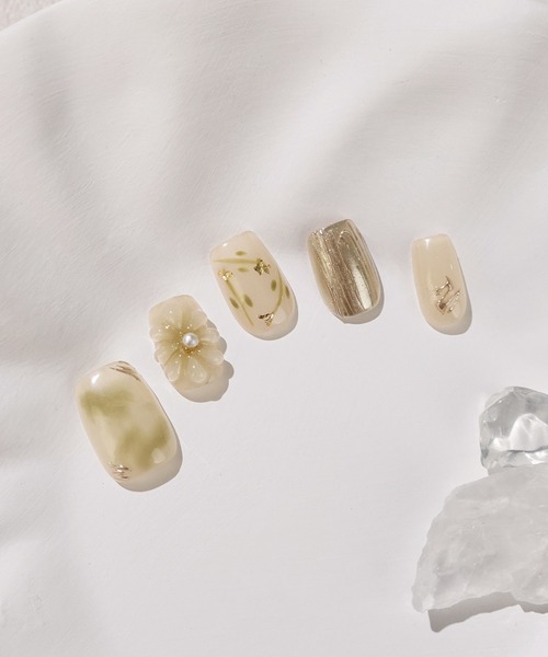 Anail（エーネイル）の「3D水光ネイルグリーンニュアンス3Dフラワーゴールドミラーショートスクエアネイルチップ（ネイルシール/ネイルチップ・レディース・グリーン・LARGE/MEDIUM/SMALL）」の8枚目の写真