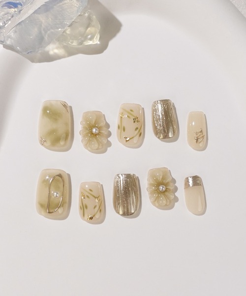Anail（エーネイル）の「3D水光ネイルグリーンニュアンス3Dフラワーゴールドミラーショートスクエアネイルチップ（ネイルシール/ネイルチップ・レディース・グリーン・LARGE/MEDIUM/SMALL）」の9枚目の写真