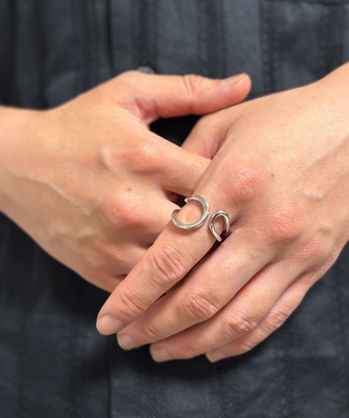 Vini（ヴィニ）の「カーブライン オープン リング（メンズサイズ）（リング・レディース・シルバー/ゴールド・FREE）」の2枚目の写真