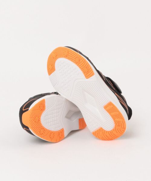 MAD FOOT（マッドフット）の「MADFOOT! マッドフット 【サッと履ける】キッズ 軽量スニーカー 幅広3E 子供靴 ストラップ 脱ぎ履き簡単 すぐスポ 250023（スニーカー・キッズ・ブラック系その他/ブラック×グレー/ホワイト×グレー・22.0cm/21.0cm/20.0cm/19.0cm/18.0cm/23.0cm）」の5枚目の写真