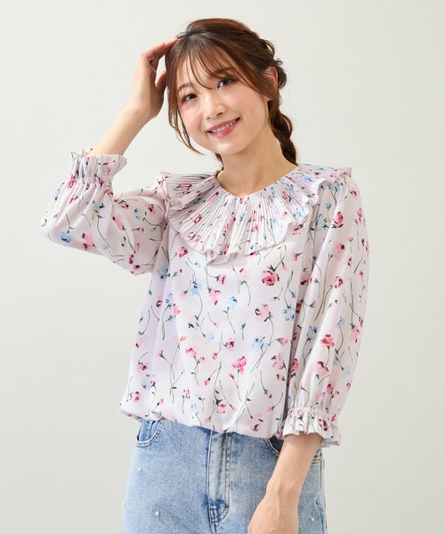 Rose Tiara(ローズティアラ)の「【セットアップ対応】フラワープリントブラウス(シャツ/ブラウス・レディース・ピンク/ブラウン・46/42/38)」の2枚目の写真