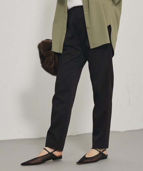 qualite（カリテ）の「【裏起毛で美脚パンツ】ウォームサテンタックパンツ/オフィスカジュアル/ウエストゴム（その他パンツ・レディース・ベージュ/ブラック・34/36/38/40）」の8枚目の写真