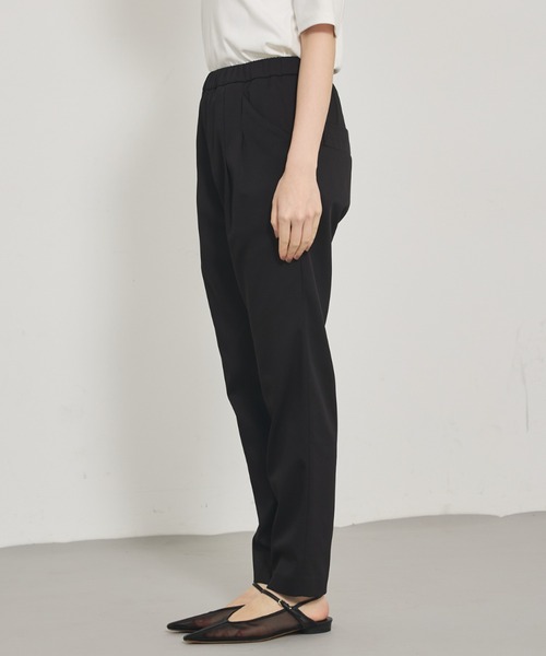 qualite（カリテ）の「【裏起毛で美脚パンツ】ウォームサテンタックパンツ/オフィスカジュアル/ウエストゴム（その他パンツ・レディース・ベージュ/ブラック・34/36/38/40）」の9枚目の写真