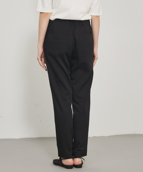 qualite（カリテ）の「【裏起毛で美脚パンツ】ウォームサテンタックパンツ/オフィスカジュアル/ウエストゴム（その他パンツ・レディース・ベージュ/ブラック・34/36/38/40）」の12枚目の写真