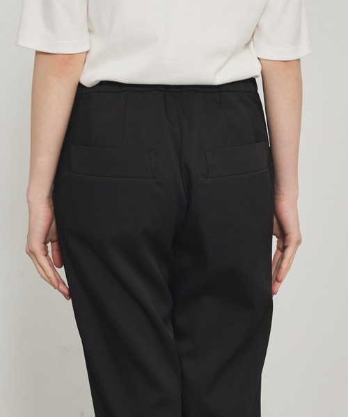 qualite（カリテ）の「【裏起毛で美脚パンツ】ウォームサテンタックパンツ/オフィスカジュアル/ウエストゴム（その他パンツ・レディース・ベージュ/ブラック・34/36/38/40）」の13枚目の写真