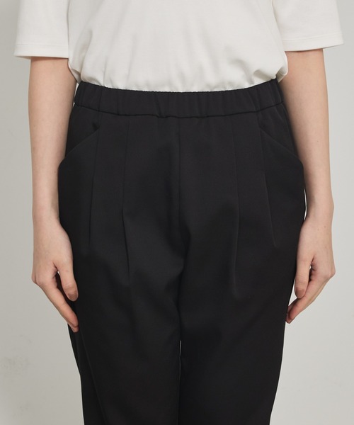 qualite（カリテ）の「【裏起毛で美脚パンツ】ウォームサテンタックパンツ/オフィスカジュアル/ウエストゴム（その他パンツ・レディース・ベージュ/ブラック・34/36/38/40）」の14枚目の写真