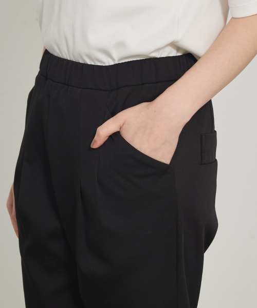 qualite（カリテ）の「【裏起毛で美脚パンツ】ウォームサテンタックパンツ/オフィスカジュアル/ウエストゴム（その他パンツ・レディース・ベージュ/ブラック・34/36/38/40）」の15枚目の写真