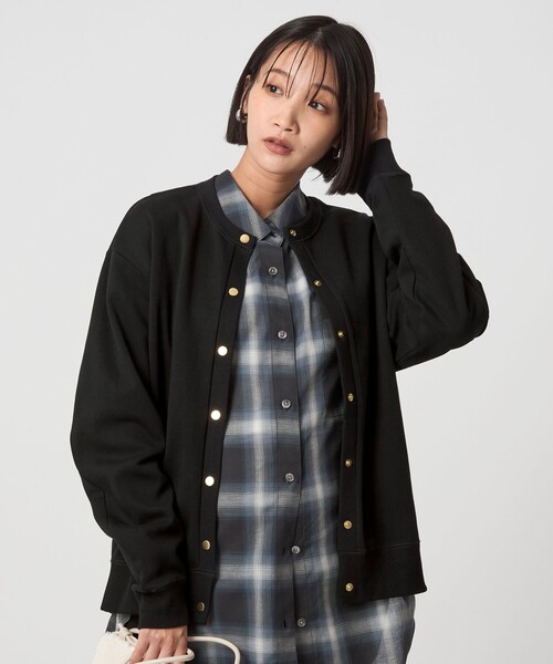 green label relaxing（グリーンレーベルリラクシング）の「メタル調 ドットボタン カーディガン（カーディガン/ボレロ・レディース・ブラック/ベージュ/ロイヤルブルー・FREE）」の2枚目の写真