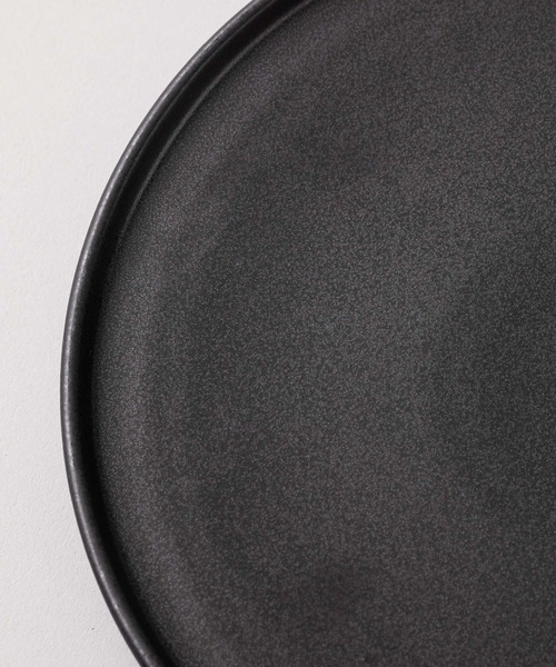 kuros'(クロス)の「美濃焼フラットリム プレート皿 マット 23cm(食器・レディース・ブラック・FREE)」の5枚目の写真