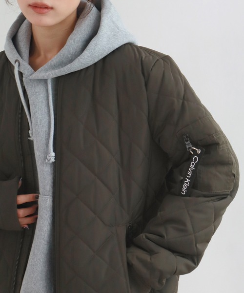 Calvin Klein(カルバン・クライン)の「【Calvin Klein/カルバンクライン】QUILTED BASEBALL JACKET/キルテッドベースボールジャケット(MA-1・メンズ・ブラック/ネイビー/オリーブ・S/XL/M/L)」の2枚目の写真