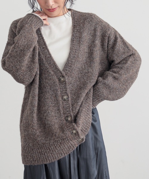 for/c（フォーシー）の「ゆったりVネックカーディガン【サスティナブル】（カーディガン/ボレロ・レディース・グレー/ブラウン・M/L）」の2枚目の写真