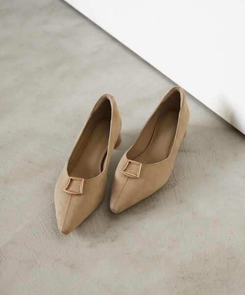 green label relaxing(グリーンレーベルリラクシング)の「ポインテッド バックル パンプス 晴雨兼用 撥水(パンプス・レディース・ベージュ/オフホワイト/ブラック・25cm/24.5cm/24cm/23.5cm/23cm/22.5cm)」の1枚目の写真