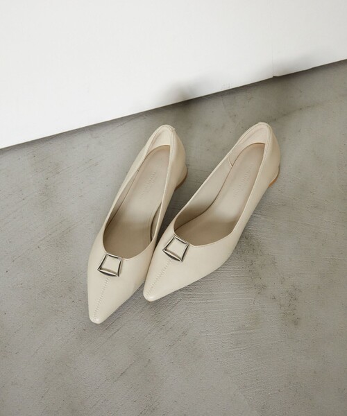 green label relaxing(グリーンレーベルリラクシング)の「ポインテッド バックル パンプス 晴雨兼用 撥水(パンプス・レディース・ベージュ/オフホワイト/ブラック・25cm/24.5cm/24cm/23.5cm/23cm/22.5cm)」の2枚目の写真