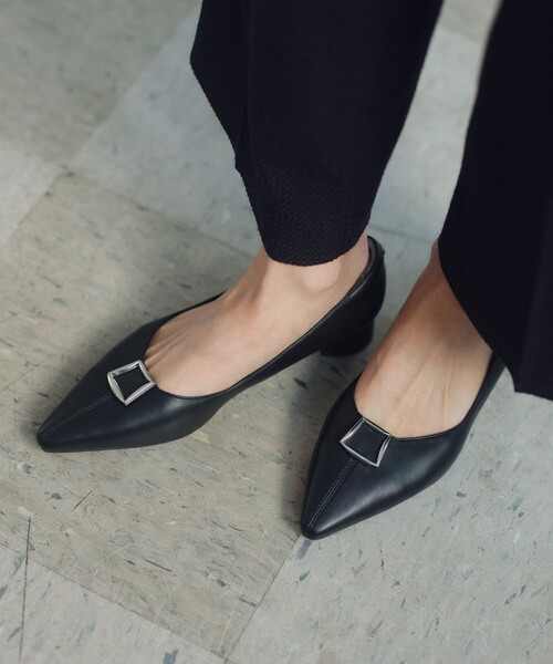 green label relaxing(グリーンレーベルリラクシング)の「ポインテッド バックル パンプス 晴雨兼用 撥水(パンプス・レディース・ベージュ/オフホワイト/ブラック・25cm/24.5cm/24cm/23.5cm/23cm/22.5cm)」の3枚目の写真