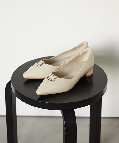 green label relaxing(グリーンレーベルリラクシング)の「ポインテッド バックル パンプス 晴雨兼用 撥水(パンプス・レディース・ベージュ/オフホワイト/ブラック・25cm/24.5cm/24cm/23.5cm/23cm/22.5cm)」の4枚目の写真