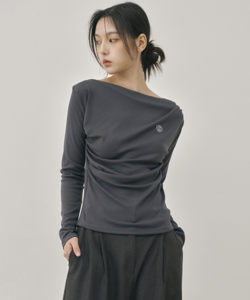 NICK&NICOLE（ニックアンドニコール）の「SHIRRING DRAPE BOAT NECK TOP_CHARCOAL（Tシャツ/カットソー・レディース・その他・FREE）」の2枚目の写真