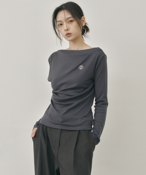 NICK&NICOLE（ニックアンドニコール）の「SHIRRING DRAPE BOAT NECK TOP_CHARCOAL（Tシャツ/カットソー・レディース・その他・FREE）」の3枚目の写真