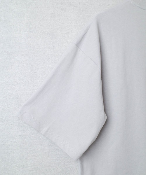 SWITCH BY ARCH(スイッチバイアーチ)の「/ARC/SWITCH by ARCH/エンボス ロゴ Tシャツ(Tシャツ/カットソー・レディース・ホワイト/ブラック・FREE)」の5枚目の写真