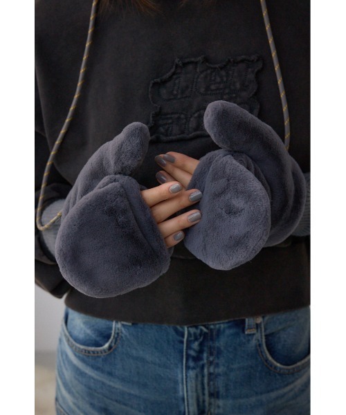 AZUL by moussy(アズールバイマウジー)の「配色ストラップ2WAYフェイクファーミトン(手袋・レディース・アイボリー/グレー/ダークグリーン・FREE)」の13枚目の写真