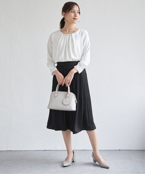 IKKA LOUNGE(イッカラウンジ)の「サテンプリーツスカート(スカート・レディース・グレイッシュベージュ/ブラック/ネイビー・L/M/S)」の21枚目の写真