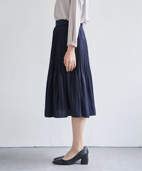 IKKA LOUNGE(イッカラウンジ)の「サテンプリーツスカート(スカート・レディース・グレイッシュベージュ/ブラック/ネイビー・L/M/S)」の13枚目の写真