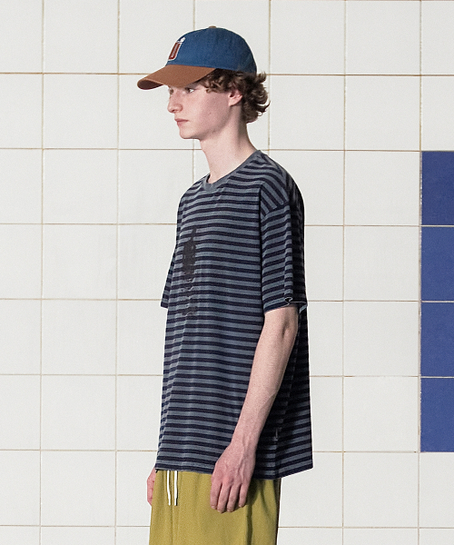 UNALLOYED（アナロイド）の「ピグメントストライプTシャツ / チャコール（Tシャツ/カットソー・メンズ・その他・SMALL/MEDIUM/LARGE）」の2枚目の写真