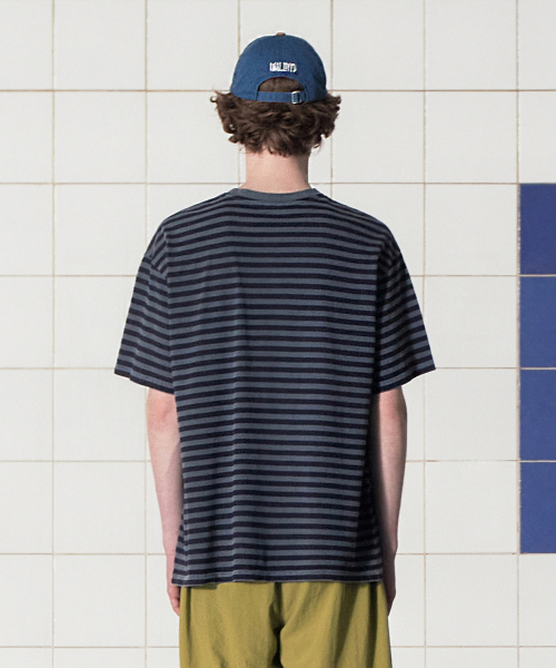 UNALLOYED（アナロイド）の「ピグメントストライプTシャツ / チャコール（Tシャツ/カットソー・メンズ・その他・SMALL/MEDIUM/LARGE）」の3枚目の写真