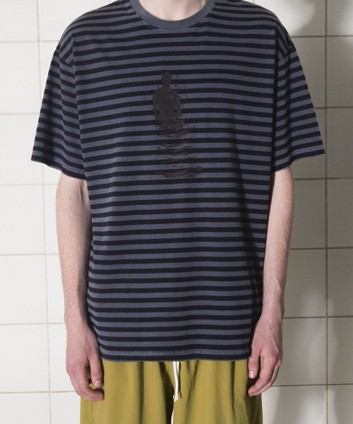 UNALLOYED（アナロイド）の「ピグメントストライプTシャツ / チャコール（Tシャツ/カットソー・メンズ・その他・SMALL/MEDIUM/LARGE）」の9枚目の写真