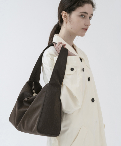 ANODDS(アンオズ)の「LUVIK shoulder hobo bag 3 color(ショルダーバッグ・レディース・ダークブラウン/ブラック/ライトグレー・FREE)」の4枚目の写真