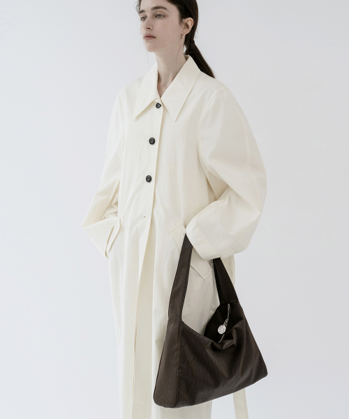 ANODDS(アンオズ)の「LUVIK shoulder hobo bag 3 color(ショルダーバッグ・レディース・ダークブラウン/ブラック/ライトグレー・FREE)」の5枚目の写真