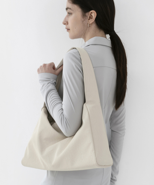 ANODDS(アンオズ)の「LUVIK shoulder hobo bag 3 color(ショルダーバッグ・レディース・ダークブラウン/ブラック/ライトグレー・FREE)」の6枚目の写真