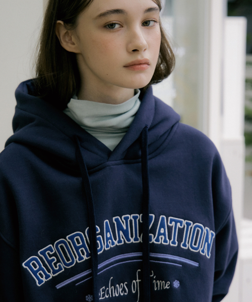 REORG(リオルグ)の「EOT NEEDLEWORK LOGO HOOD NAVY(パーカー・レディース・その他・MEDIUM/LARGE)」の2枚目の写真