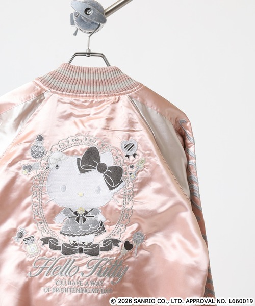 sanrio(サンリオ)の「サンリオキャラクターズ リバーシブルスカジャン(スカジャン・レディース・ブラック×シルバー/ブラック×ブラック/ブラック×ゴールド/ピンク系その他・M/LL/L)」の4枚目の写真