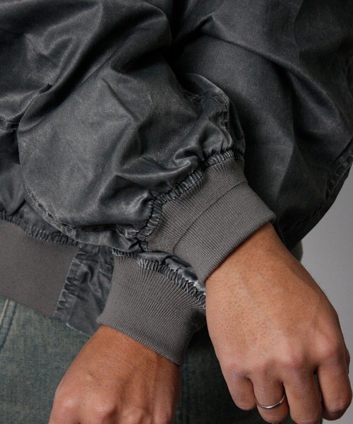 NYLAUS(ナイラス)の「【Nylaus】2026新作 ヴィンテージ ショート丈 MA-1ブルゾン フライトジャケット ミリタリージャケット ナイロンジャケット(MA-1・メンズ・グレー/ブラック・L/M)」の17枚目の写真