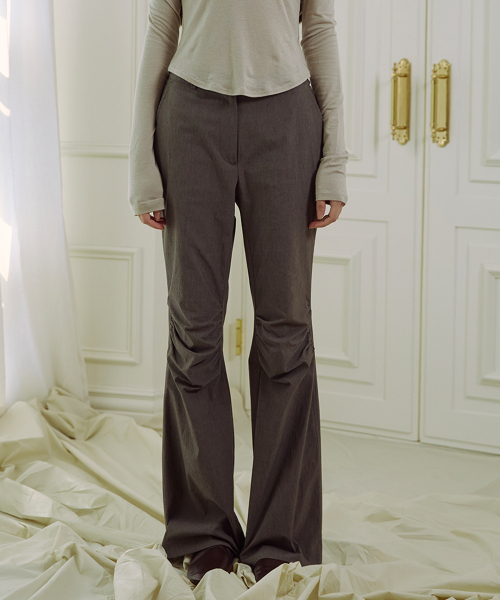THEPORTA(ザ ポルタ)の「MID-RISE BOOTCUT SHIRRING PANTS, GREY(その他パンツ・レディース・その他・S/M)」の1枚目の写真