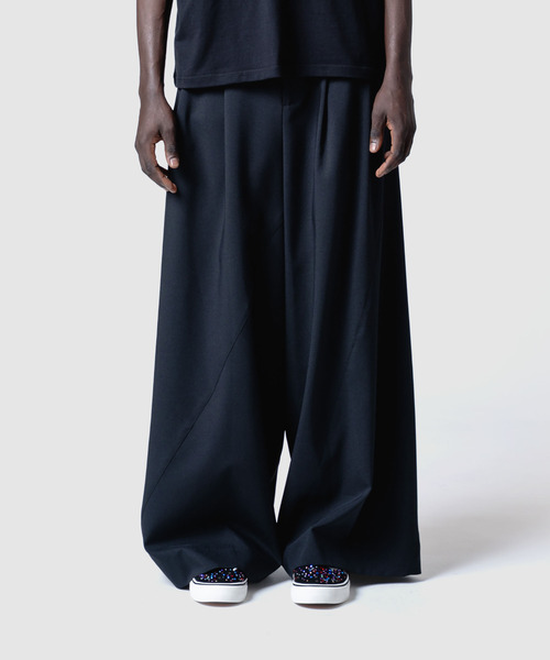 yoshiokubo(ヨシオクボ)の「yoshiokubo ヨシオクボ / TWIST SLACKS ツイストパターンワイドスラックス / YKS26416(スラックス・メンズ・ブラック・3/2)」の1枚目の写真