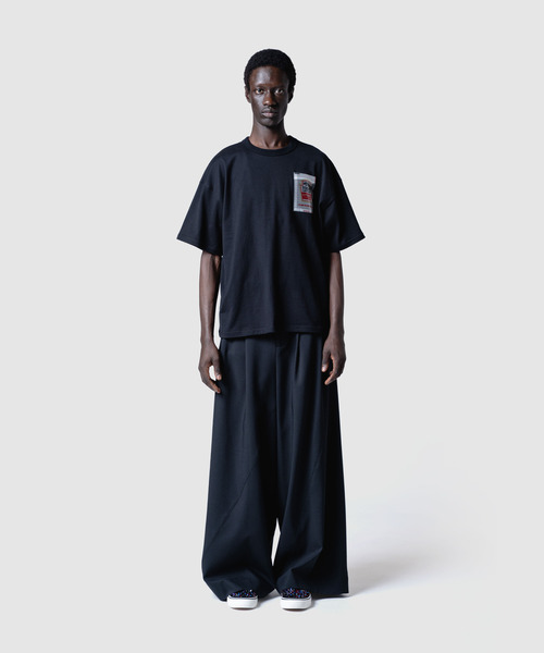 yoshiokubo(ヨシオクボ)の「yoshiokubo ヨシオクボ / TWIST SLACKS ツイストパターンワイドスラックス / YKS26416(スラックス・メンズ・ブラック・3/2)」の2枚目の写真