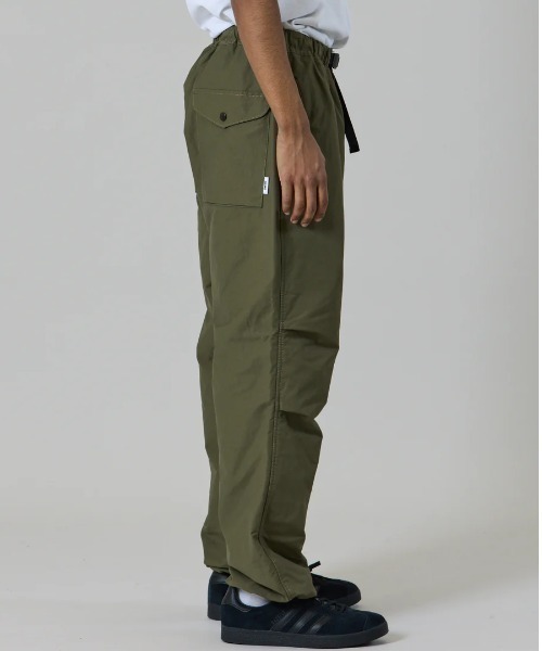 UNFRM OUTDOOR STANDARD(ユニフォームアウトドアスタンダード)の「【UNFRM OUTDOOR STANDARD:ユニフォームアウトドアスタンダード】COTTON-POLYESTER INSULATED OVER PANTS/ドローコード付きインサレーションパンツ(その他パンツ・レディース・ブラック/オリーブ・SMALL)」の6枚目の写真