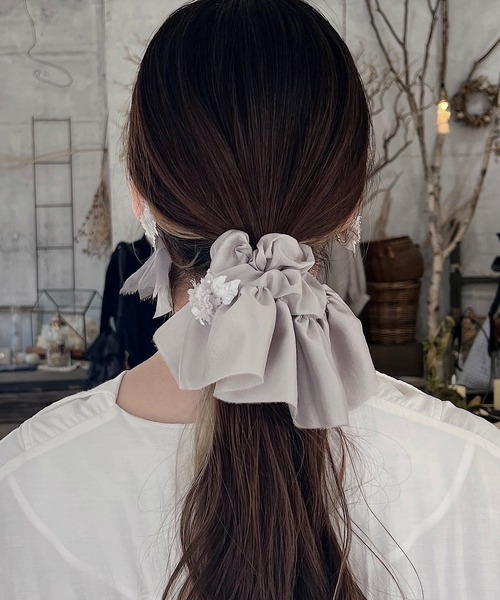 m.soeur（エムスール）の「クララとサテンのシュシュ（シュシュ・レディース・グレー/ホワイト/ピンク・FREE）」の2枚目の写真