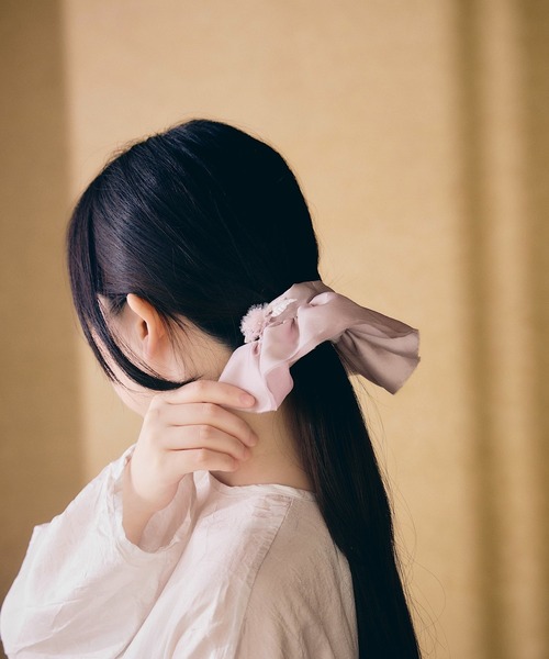 m.soeur（エムスール）の「クララとサテンのシュシュ（シュシュ・レディース・グレー/ホワイト/ピンク・FREE）」の3枚目の写真