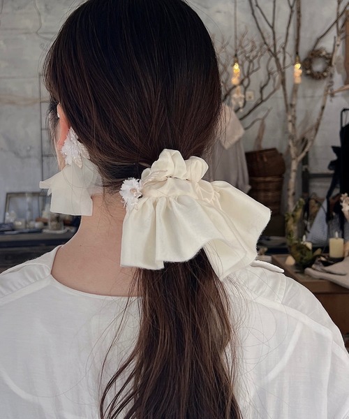 m.soeur（エムスール）の「クララとサテンのシュシュ（シュシュ・レディース・グレー/ホワイト/ピンク・FREE）」の5枚目の写真